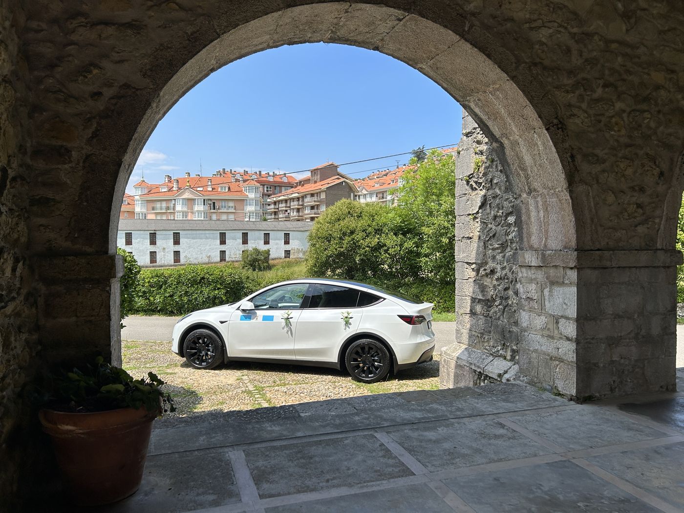 Tesla bajo un arco histórico