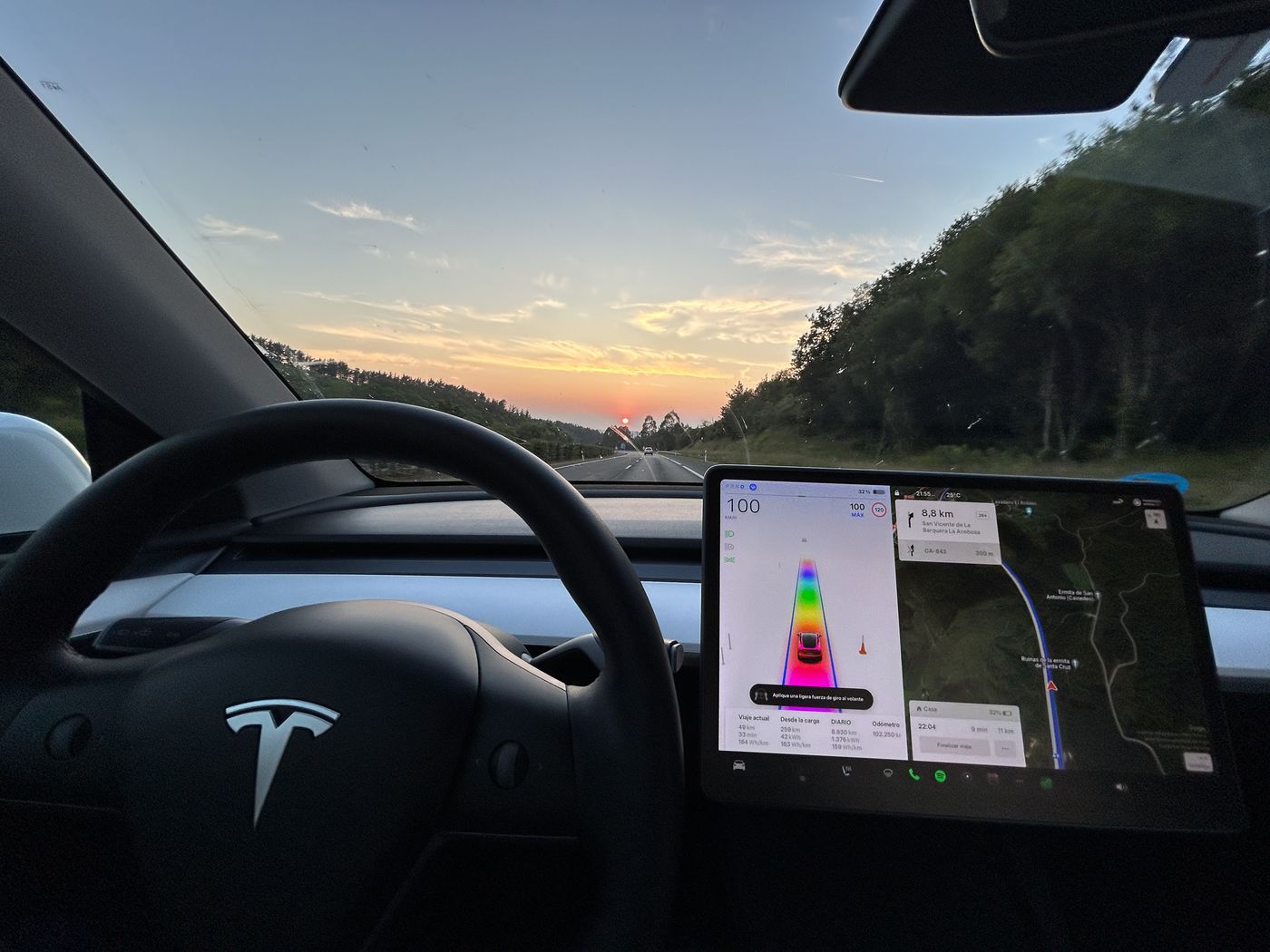 Interior del Tesla Model Y al atardecer