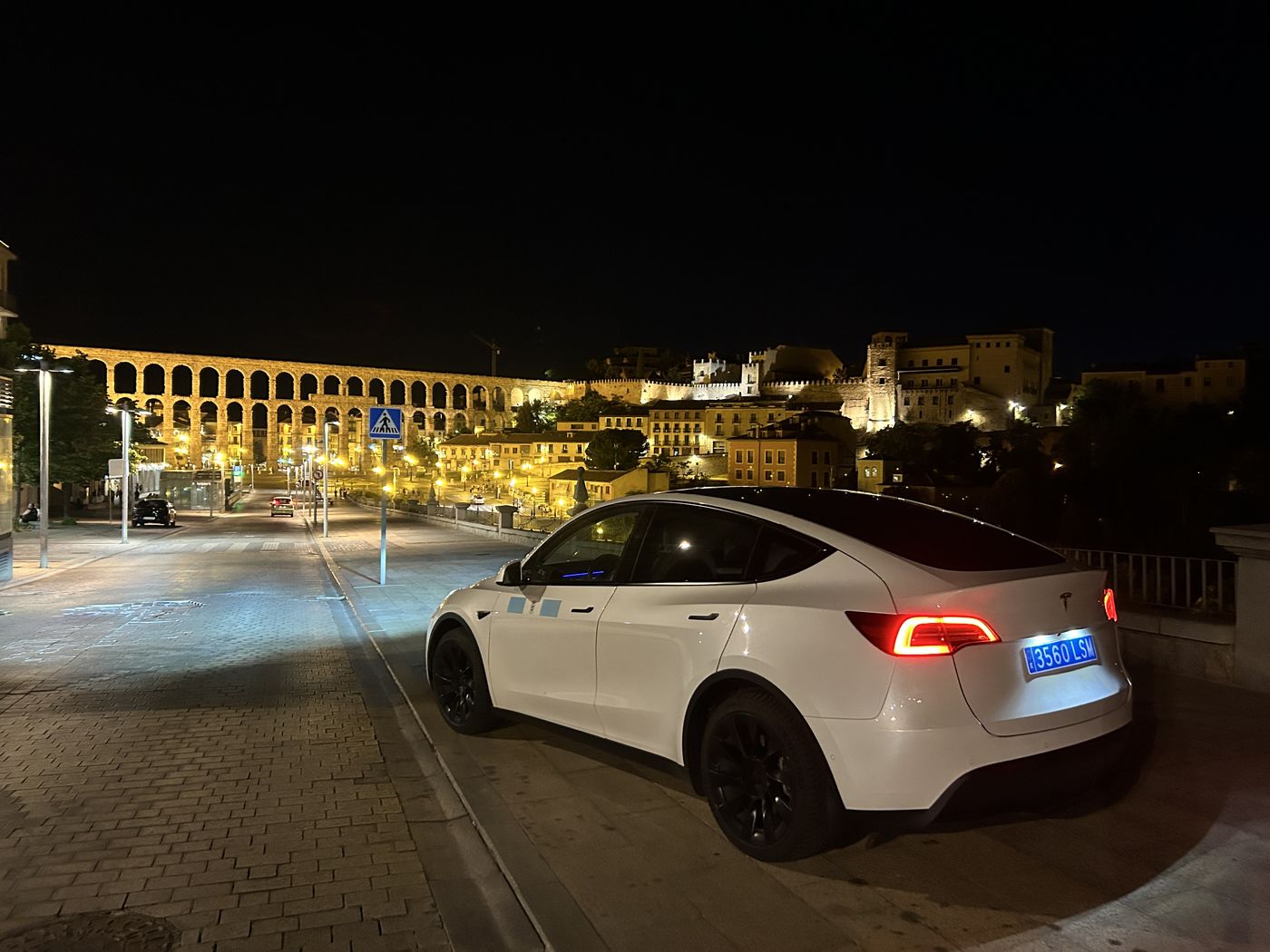 Tesla en ruta nocturna