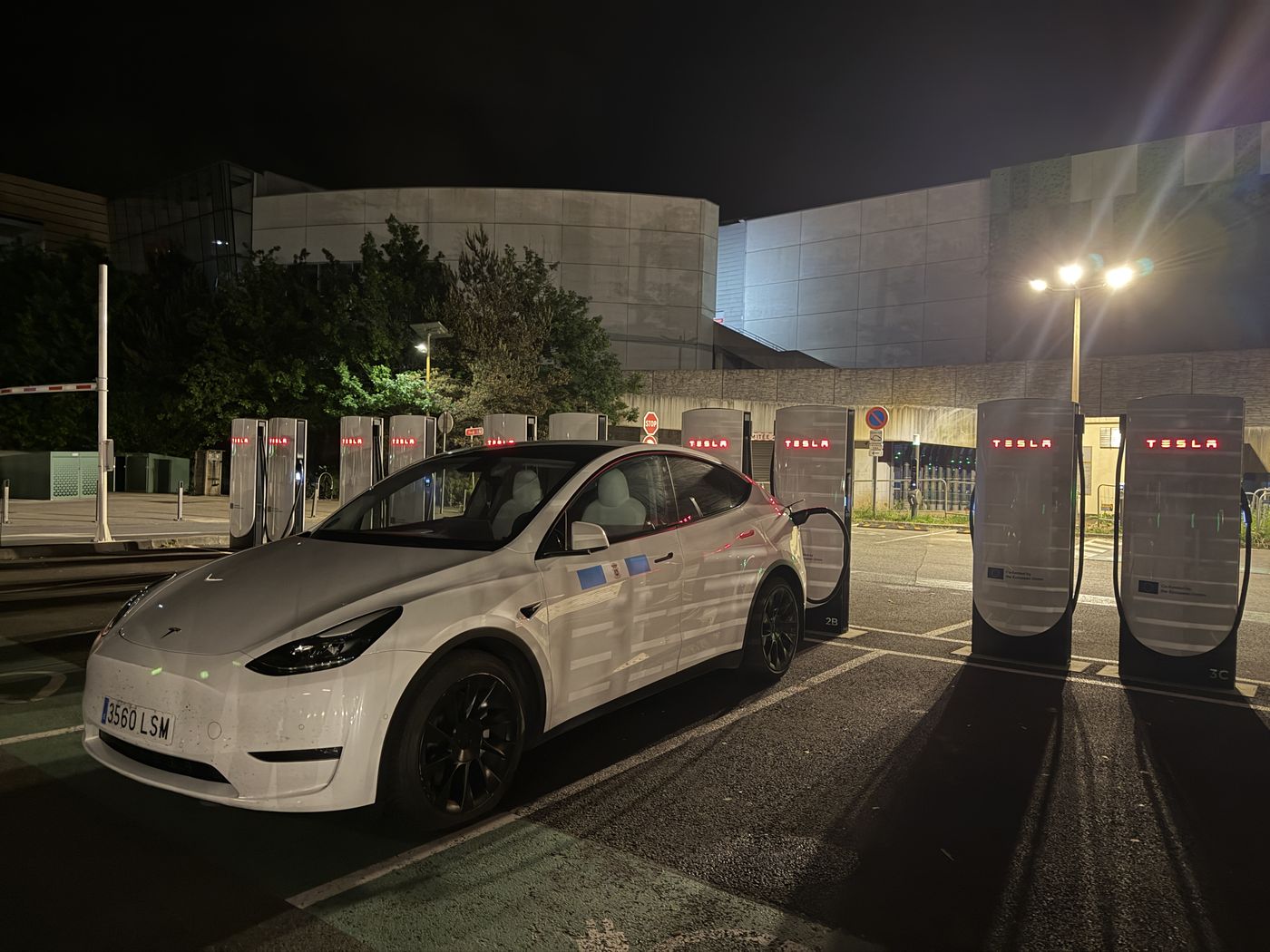 Tesla en estación de carga