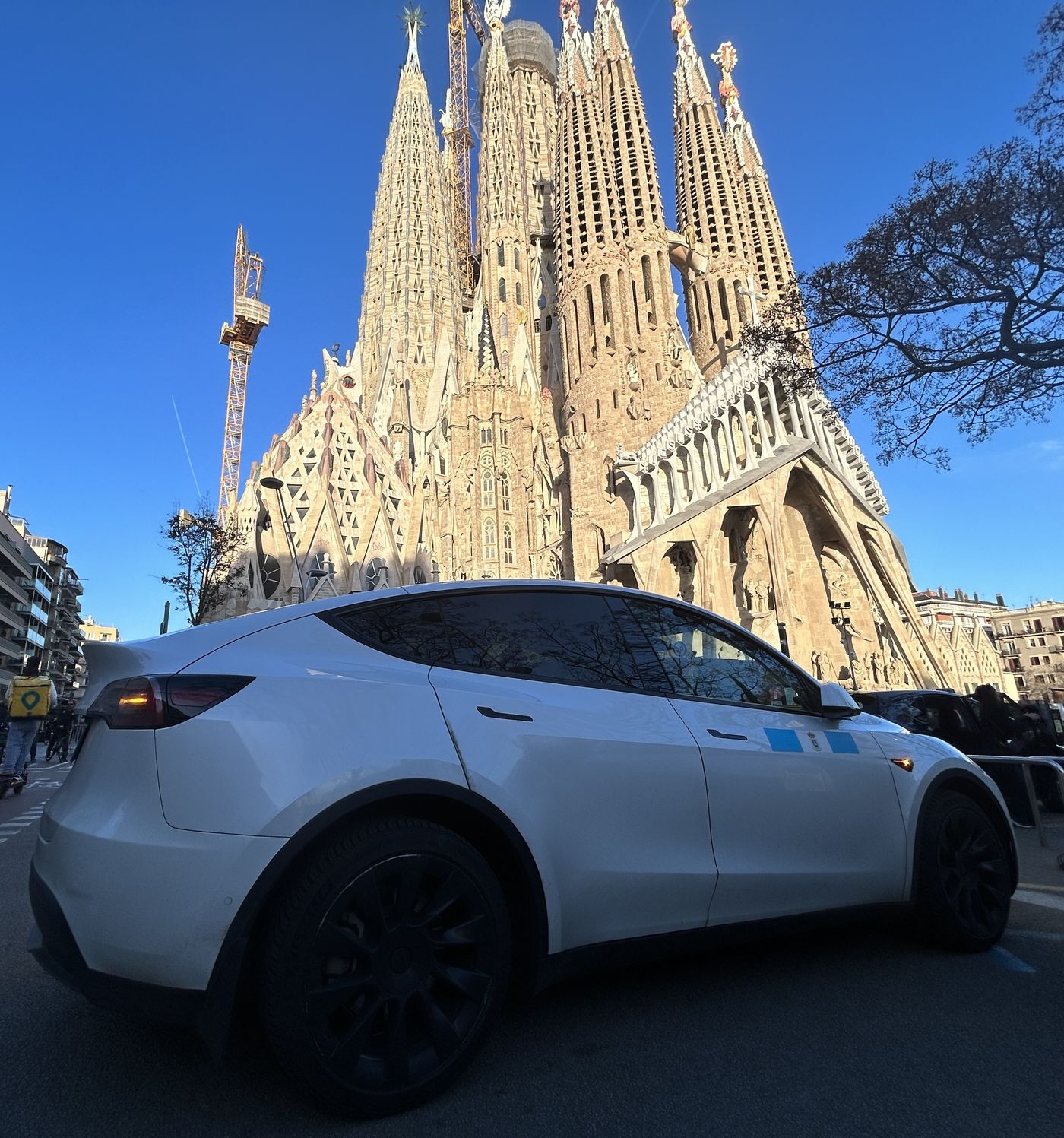 Tesla frente a la Sagrada Familia, Barcelona