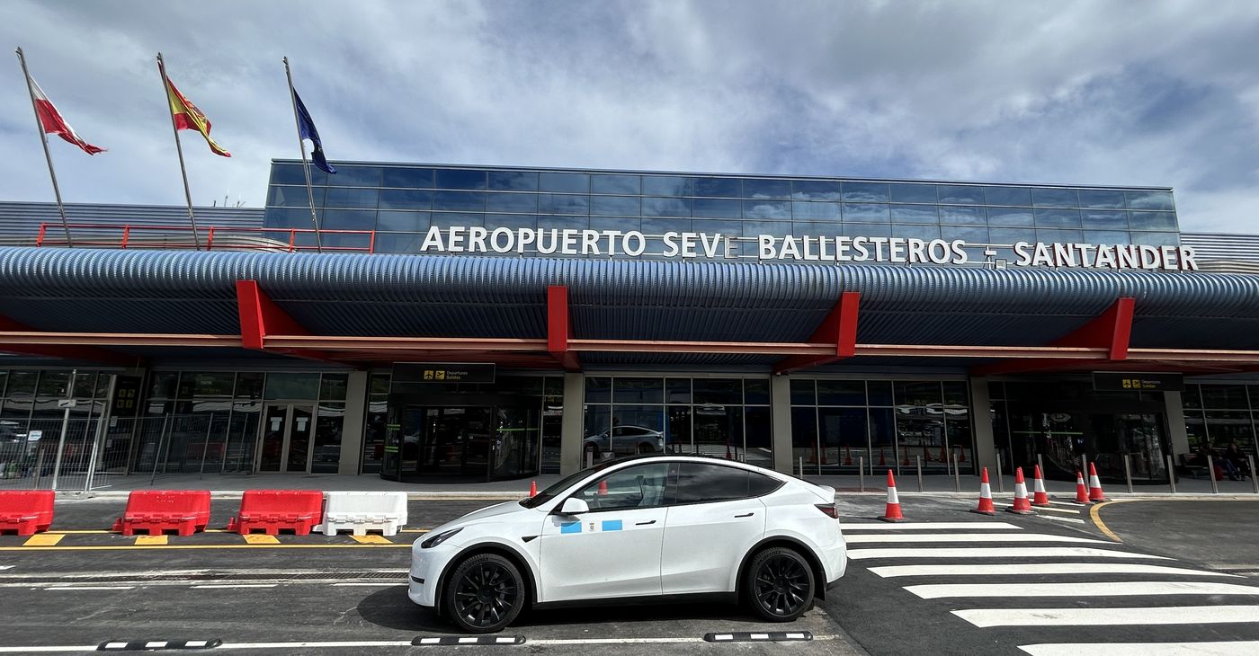 Tesla en el Aeropuerto Seve Ballesteros de Santander