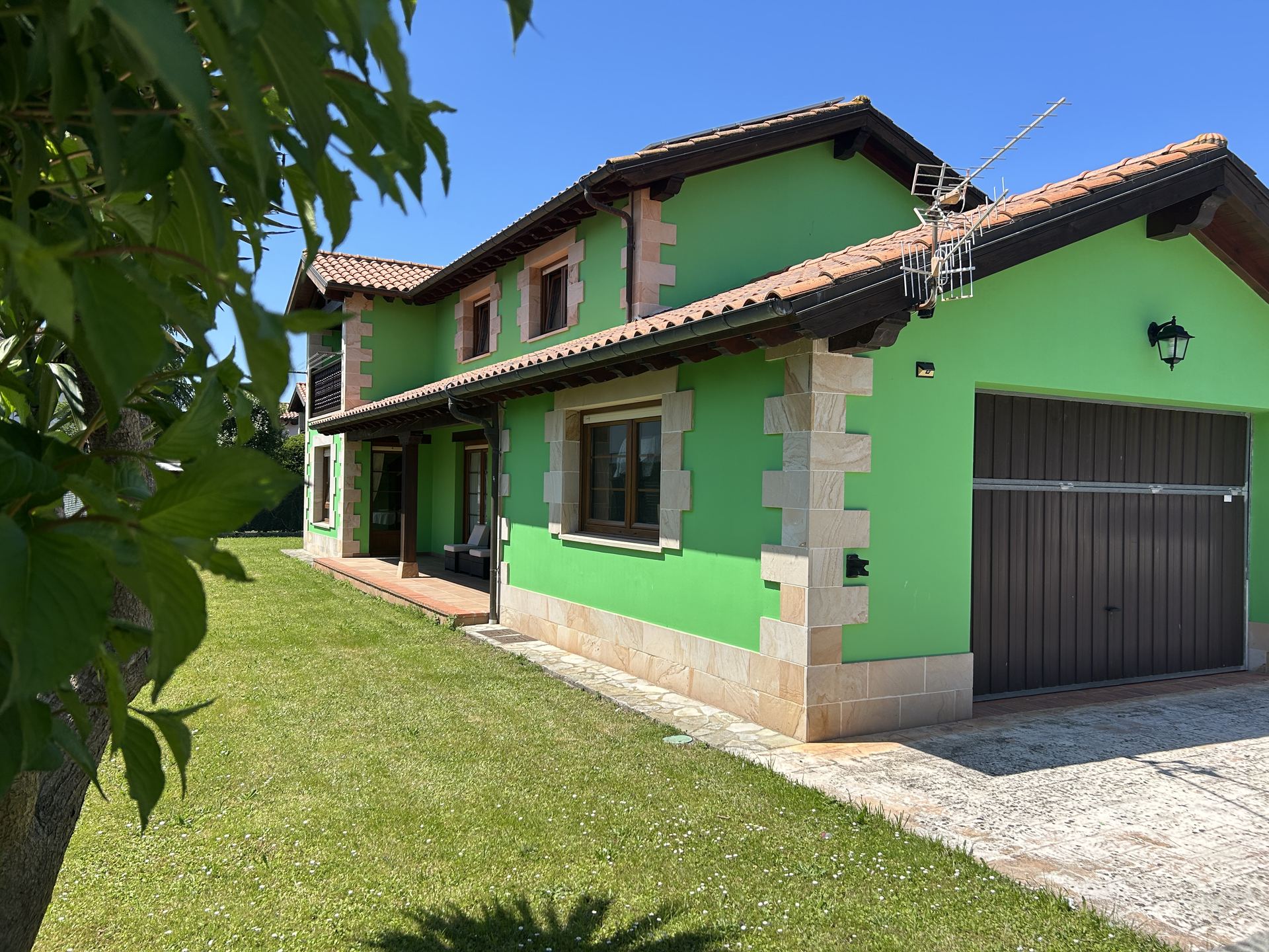 Fachada de Las Portillas — casa rural en Ibio, Cantabria