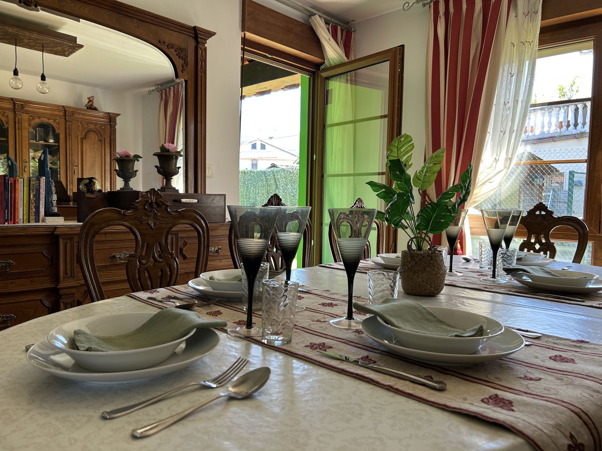 Salón con comedor de castaño en Las Portillas