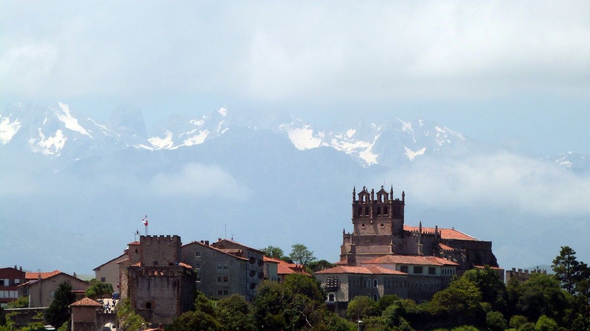 Castillo del Rey e iglesia de Santa María con los Picos de Europa — San Vicente de la Barquera